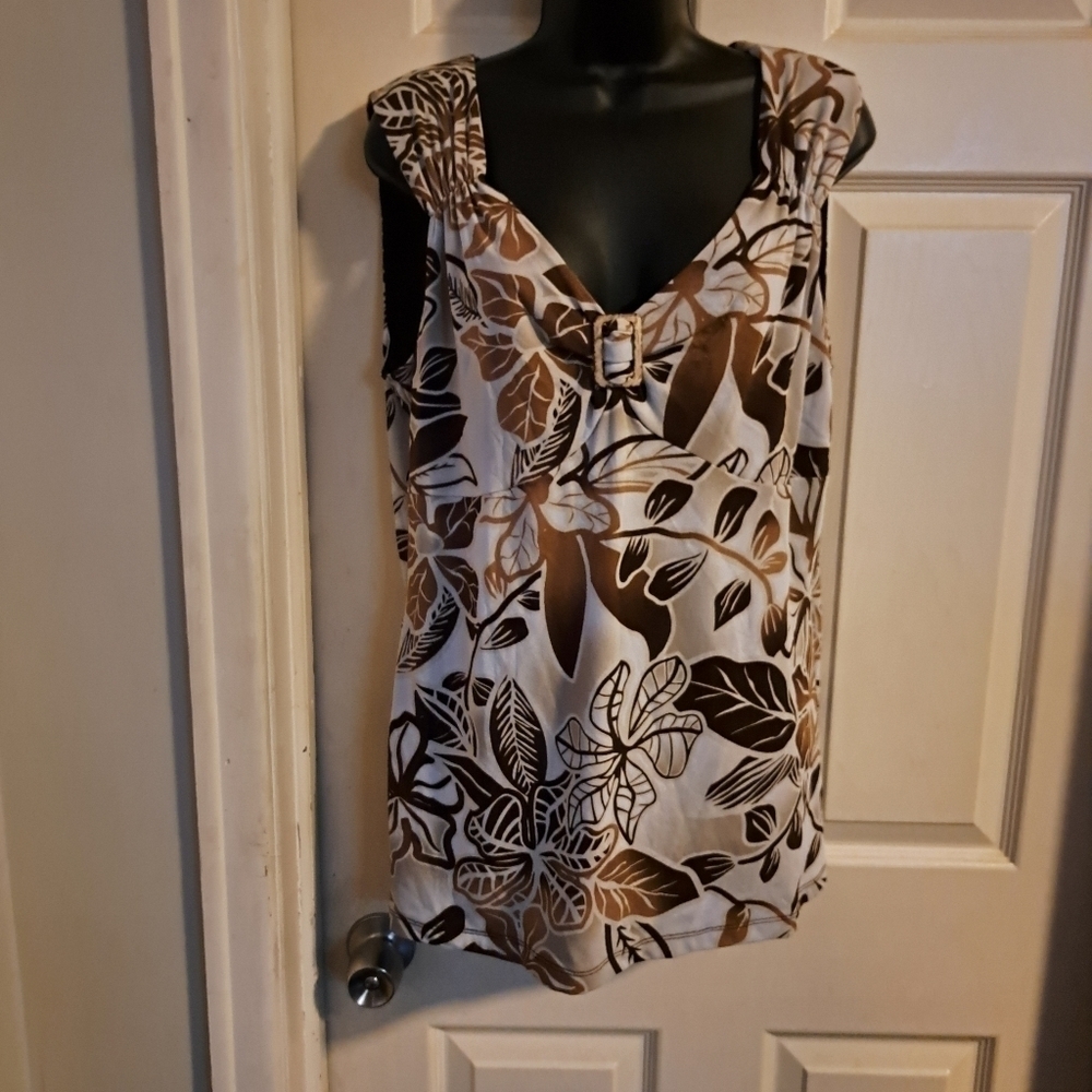 Madison and max sleevless blouse